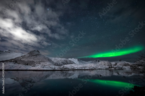 Ein Polarlicht   ber einem Fjord in Norwegen