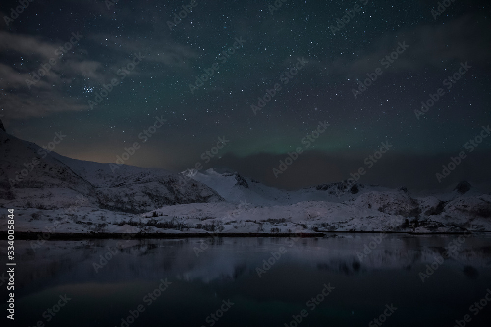 Polarlicht über dem Fjord - Lofoten - Norwegen im Winter