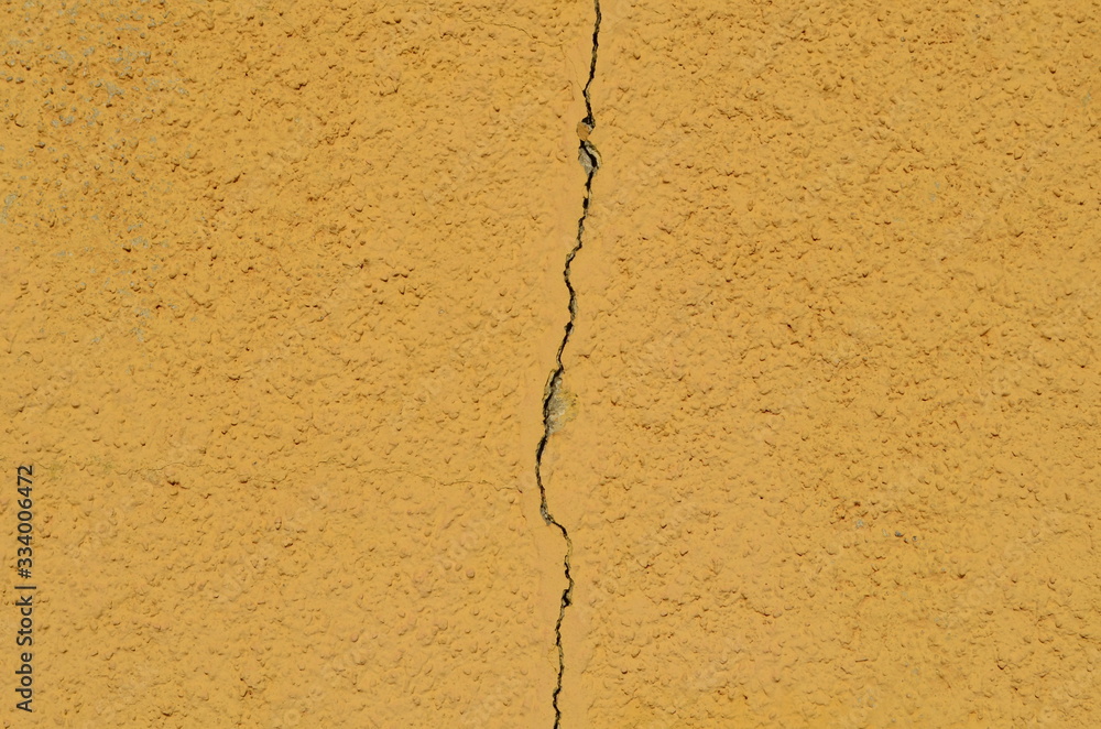 Obraz premium Riss in einer gelben Mauer