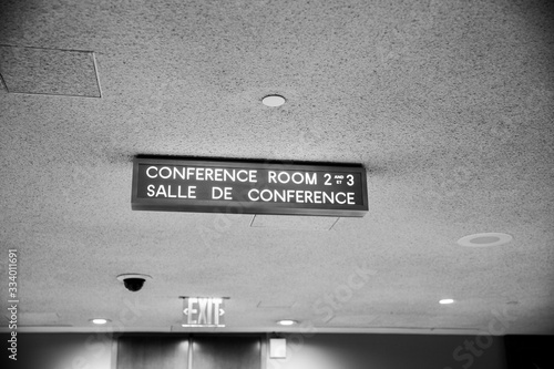 cartel de salas de conferencia en edificio de las naciones unidas photo