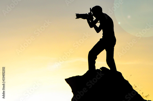 Bilde på lerret man who takes a picture of cliffs resembling human silhouette
