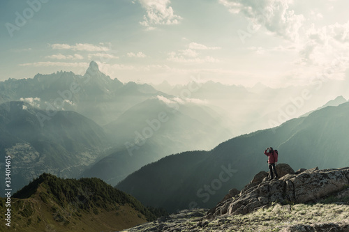 Fényképezés Mountaineer with backpack on rock