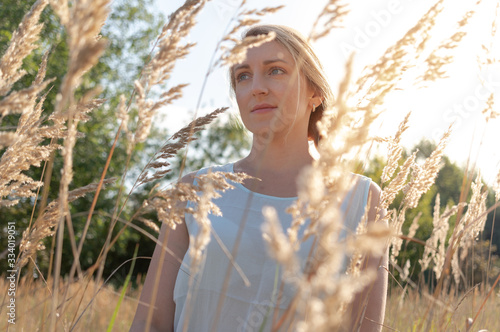 Fotografie Portrait of a beautiful girl in the early morning in the field