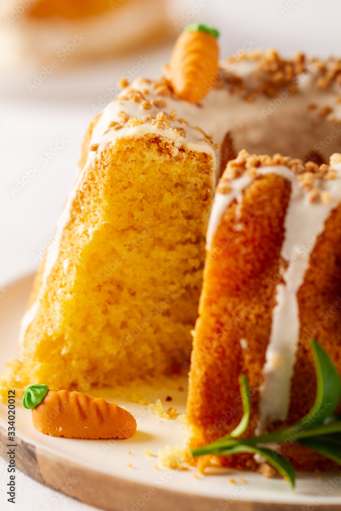 Easter lemon cake with icing and easter decoration. Easter gugelhupf cake with marzipan carrots and chocolate easter bunny Easter lemon cake with icing and easter decoration. Easter gugelhupf cake with marzipan carrots and chocolate easter bunny