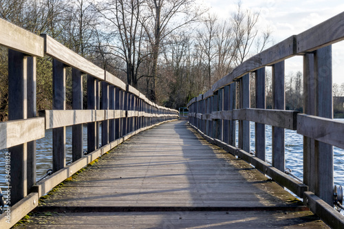 Une passerelle en bois du lac