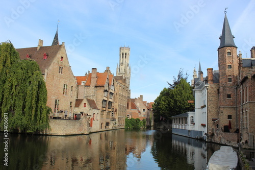 Paisaje de un canal en la ciudad de Brujas, Bélgica en una mañana con cielo azul