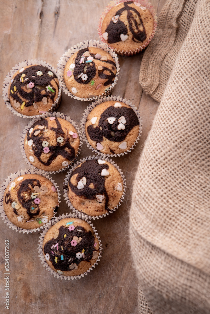 Pieczenie muffinek czekoladowo waniliowych Pieczenie muffinek czekoladowo waniliowych