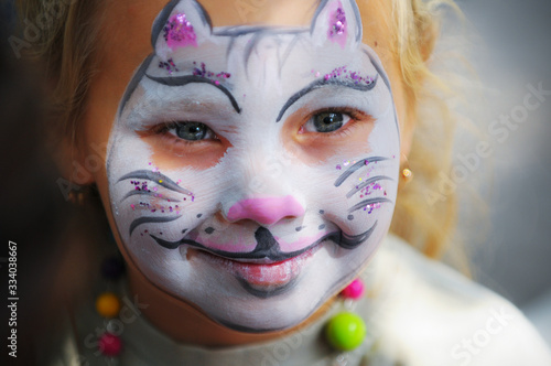 Fototapeta Naklejka Na Ścianę i Meble -  Face painting - Cat mask on little girl