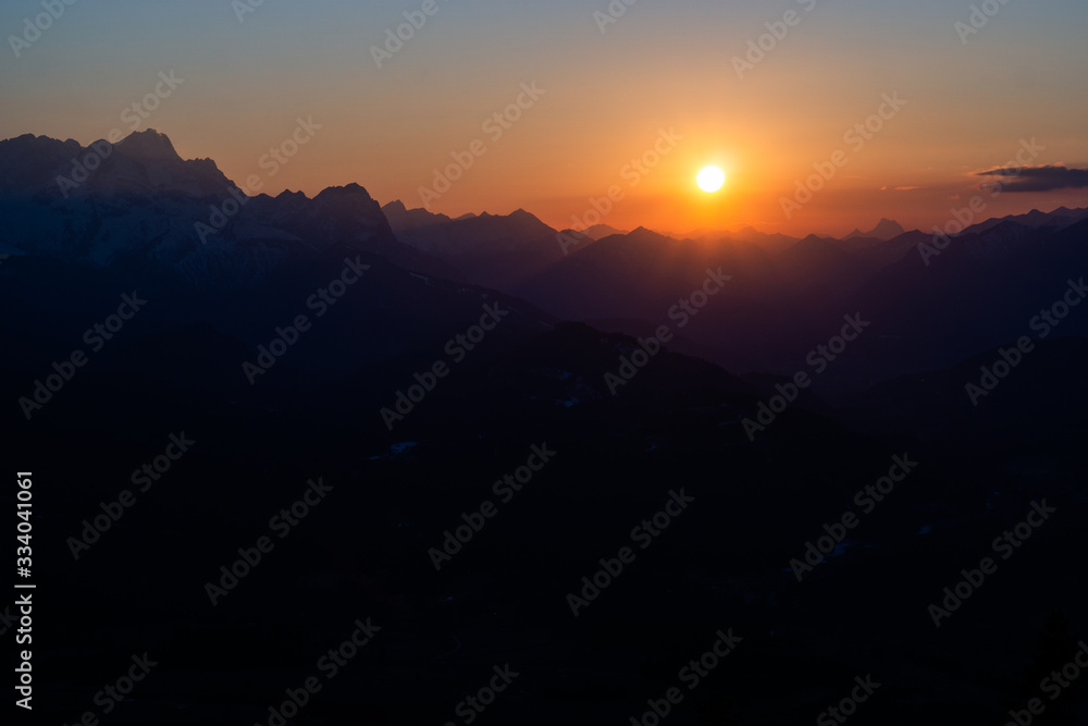 Sonnenuntergang hinter den Bergen der Alpen im Karwendel