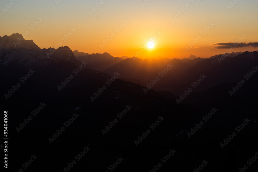 Abendsonne über den Gipfeln der Alpen im Karwendel bei Mittenwald Abendsonne über den Gipfeln der Alpen im Karwendel bei Mittenwald