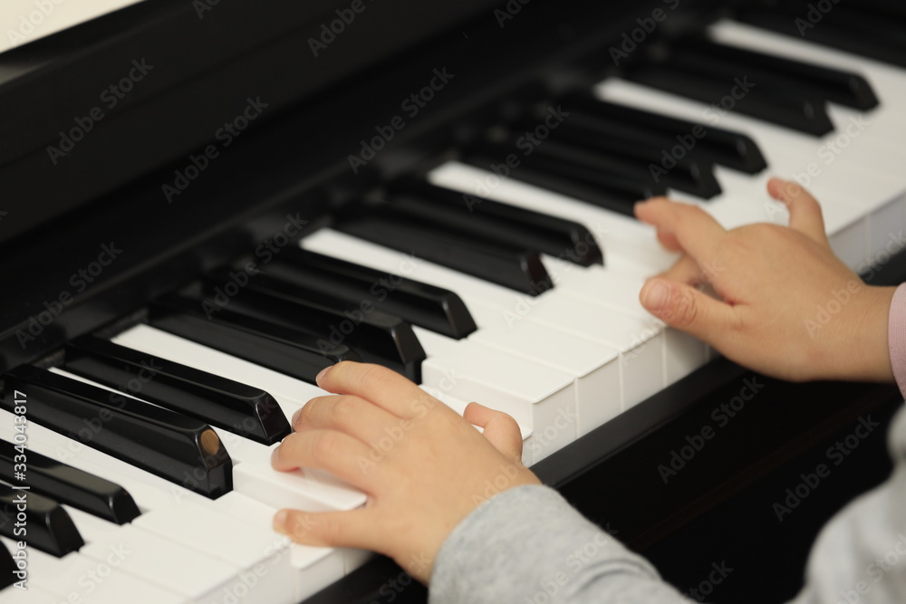 Fototapeta premium ピアノを弾く子供の手(5歳児)