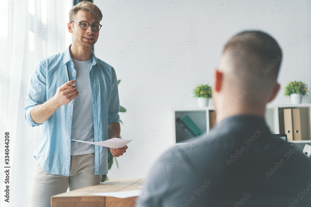 Obraz premium Business education. Management training, people watch presentation