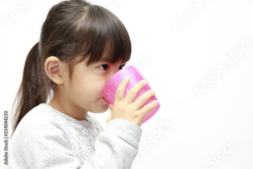 飲み物を飲む幼児(5歳児) (白バック)