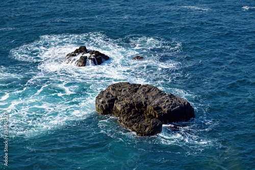 日本海の荒波とコバルトブルーの青海島の海の情景＠山口