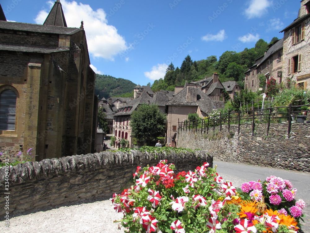 ciudad medieval de conques suroeste de francia flores de verano ciudad medieval de conques suroeste de francia flores de verano