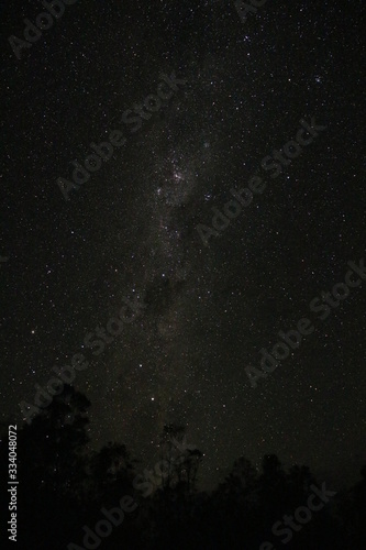 cielo estrellado con la v  a l  ctea