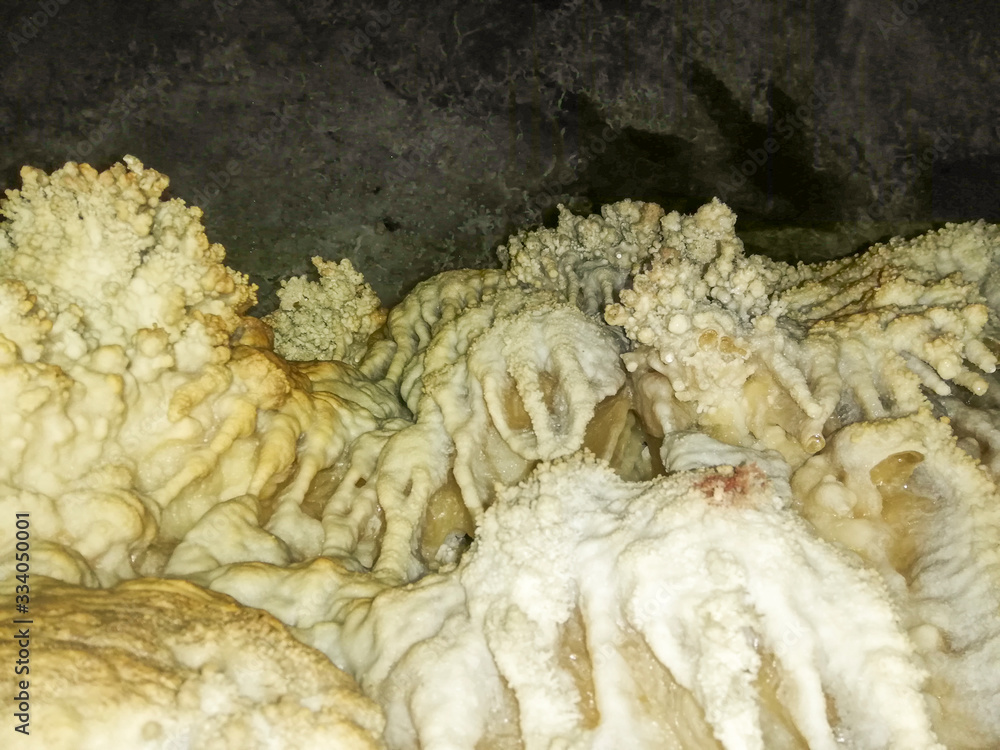 formaciones geológicas en una gruta o caverna formaciones geológicas en una gruta o caverna