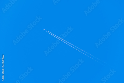 【写真素材】飛行機雲 青空 空 春の空 背景 背景素材 3月 コピースペース