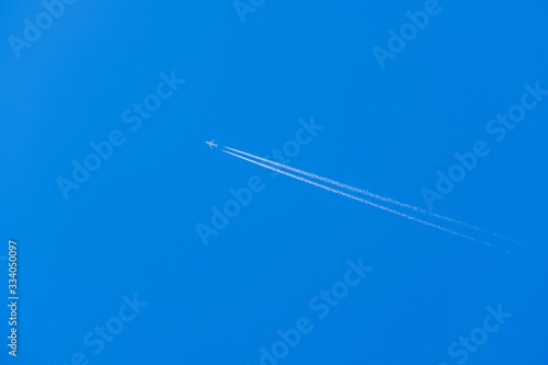 【写真素材】飛行機雲 青空 空 春の空 背景 背景素材 3月 コピースペース