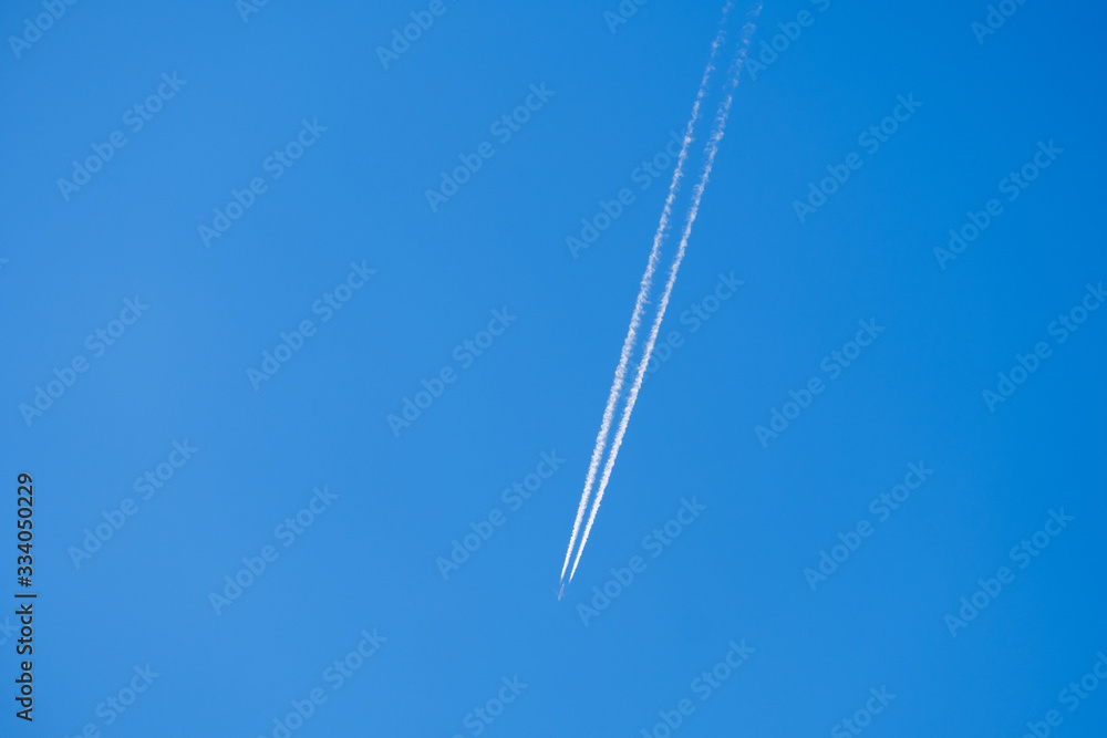 【写真素材】飛行機雲　青空　空　春の空　背景　背景素材　3月　コピースペース