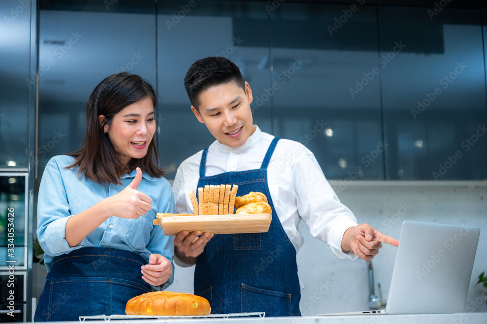 Φωτογραφία Portrait of happy young couple cooking together in the kitchen at home