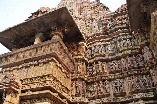 インドのカジュラーホー 世界遺産のカジュラーホー寺院 ヒンドゥー教の物語を表した繊細な彫刻 エロチックな天女像や男女交合像