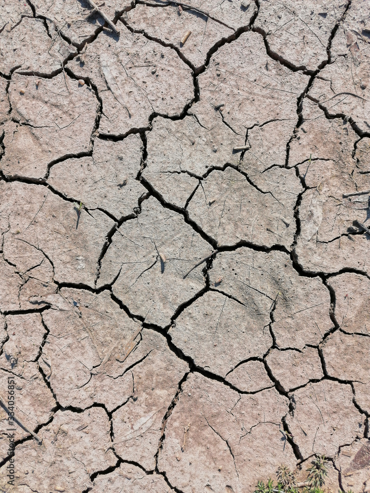 Ausgetrockneter Boden auf einem Feld während einer Dürreperiode Ausgetrockneter Boden auf einem Feld während einer Dürreperiode