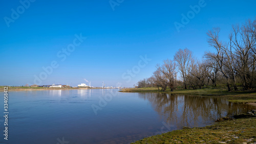 Ufer der Elbe bei Magdeburg. Im Hintergrund das Industriegebiet Rothensee © Heiko Küverling