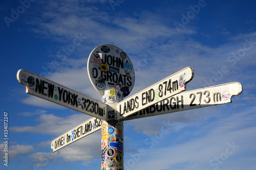 Quadro em tela John O'Groats (Scotland), UK - August 04, 2018: Multi directional signpost at Jo