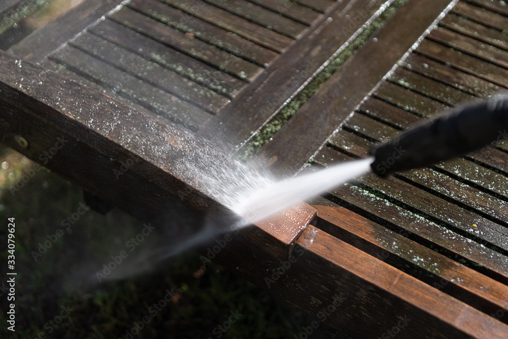 Cleaning a wooden sunbed with a high-pressure cleaner Cleaning a wooden sunbed with a high-pressure cleaner