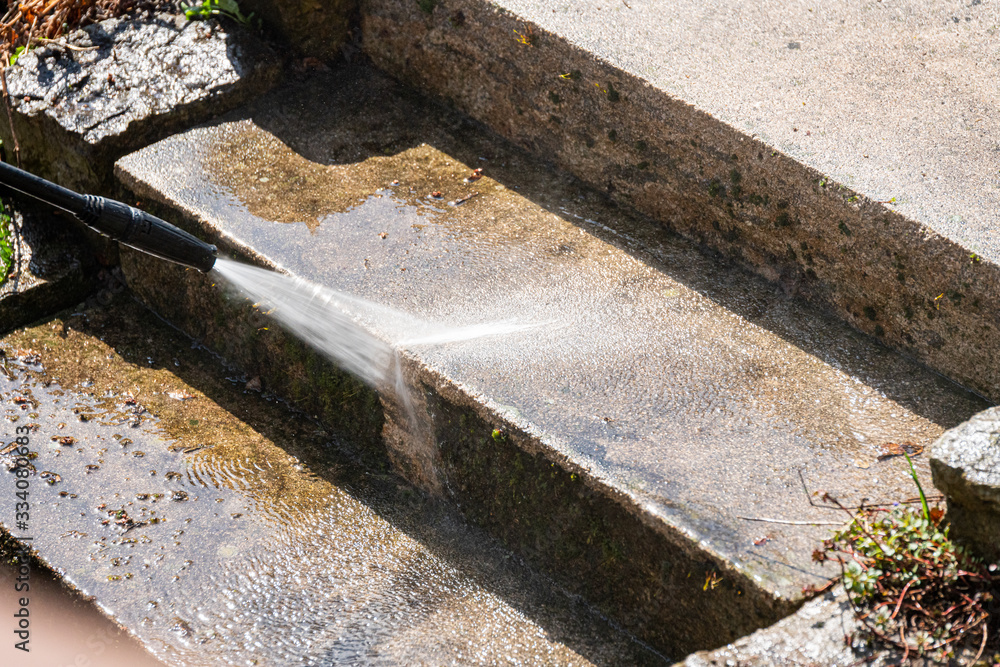 Cleaning stairs with a high pressure cleaner Cleaning stairs with a high pressure cleaner