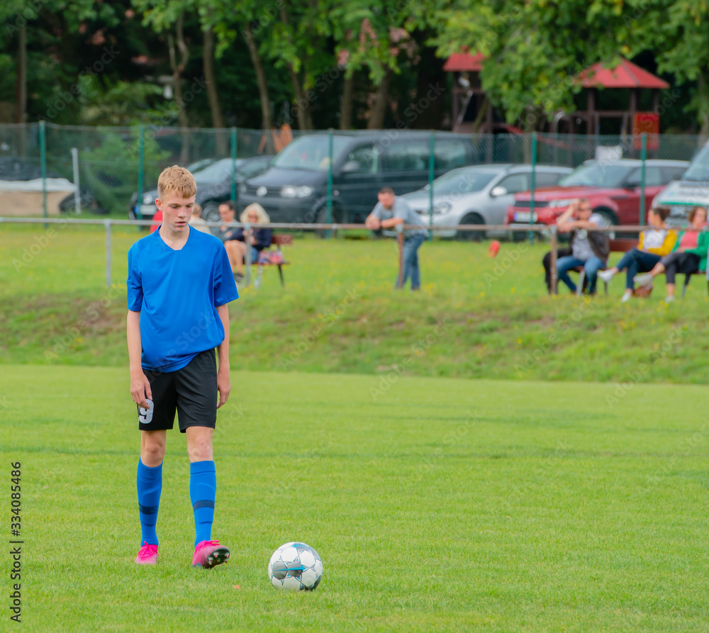 Obraz premium Junger Fußballspieler bei einem Fußballspiel in Aktion