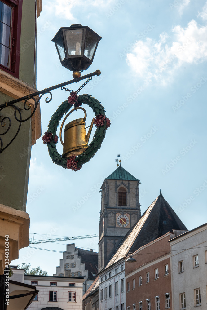 Φωτογραφία Old historic Shop Sign beneath a Street Lamp in Wasserburg City, Bavaria/Germany
