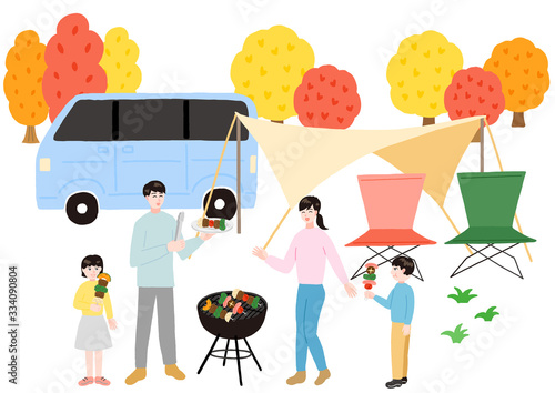 バーベキューを楽しむ家族　タープ　オートキャンプ　紅葉