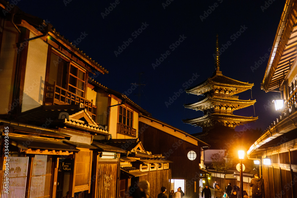 Obraz premium 夜の京都の街並み