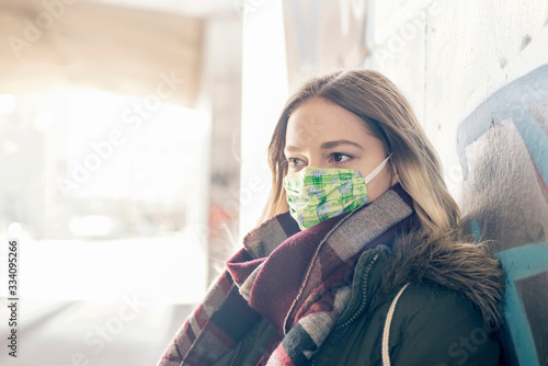junge Frau mit Mundschutz in der Stadt