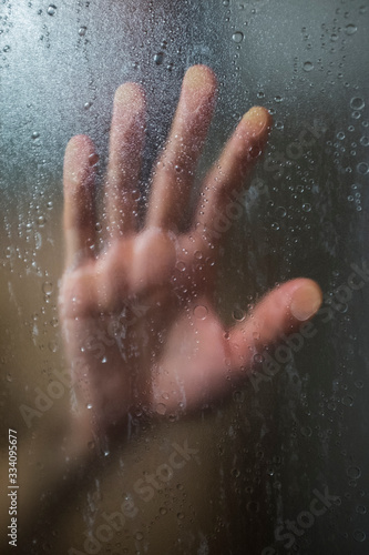 mano sul vetro della doccia