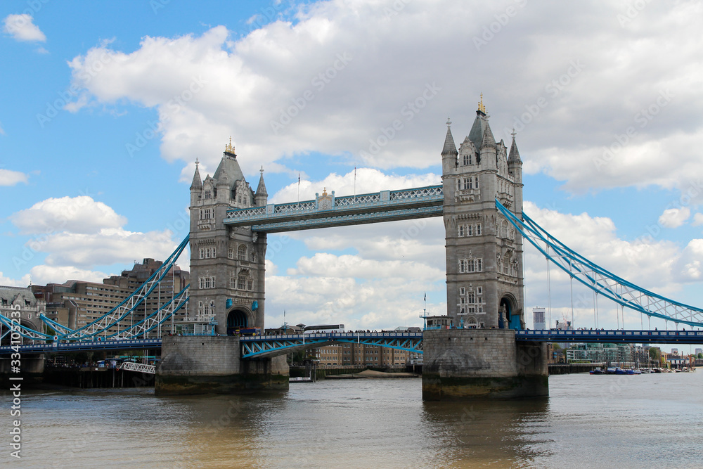 Fototapeta premium Tower Bridge z błękitne niebo i chmury w jasny słoneczny dzień wiosną, Londyn, Wielka Brytania