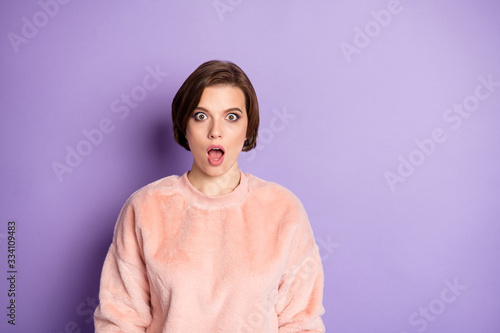 Photo of beautiful speechless lady open mouth look eyes full of fear shocked listen bad news wear casual stylish pastel pullover isolated purple color background © deagreez