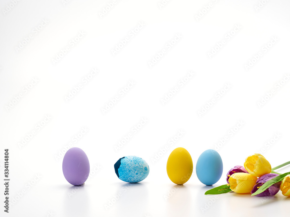 Obraz premium Colorful Easter eggs and tulips.
