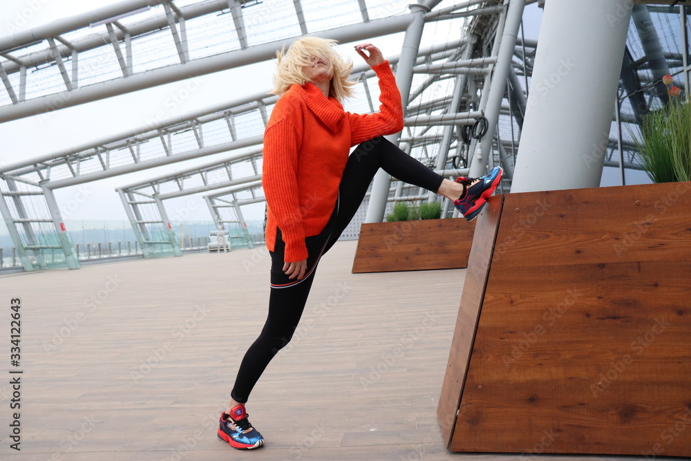 Obraz premium athletic girl and hair wave