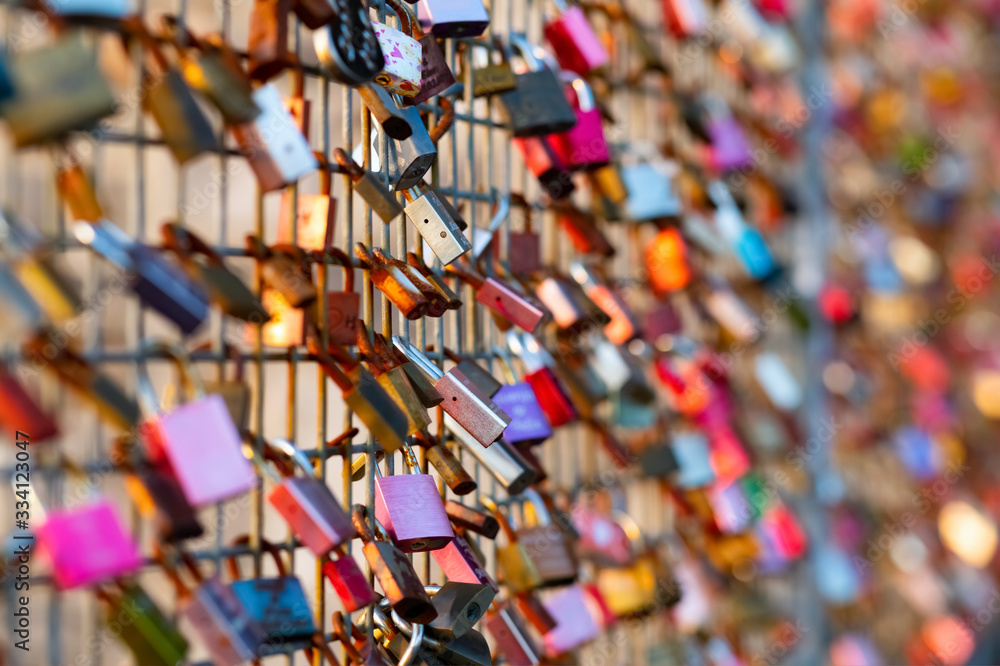 Liebesschlösser Paare Schwur ewige Treue Schlüssel Wasser Namen Datum Herz Gravur Tradition Aberglaube Sehenswürdigkeit Romantik Farben Love Lock Vorhängeschlösser Zaun Zukunft Treue Verbundenheit Liebesschlösser Paare Schwur ewige Treue Schlüssel Wasser Namen Datum Herz Gravur Tradition Aberglaube Sehenswürdigkeit Romantik Farben Love Lock Vorhängeschlösser Zaun Zukunft Treue Verbundenheit