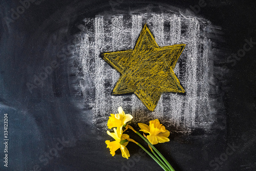 Obraz na płótnie daffodils and Drawing the Star of David symbol on chalkboard w salonie