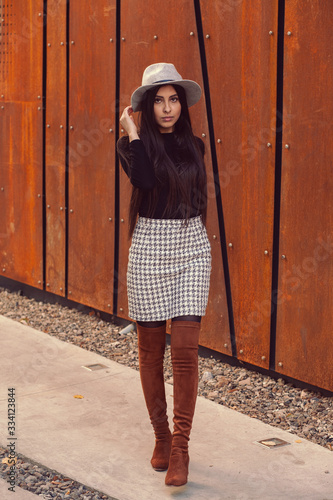 Obraz na płótnie Beautiful girl model posing against the background of the modern building w salonie