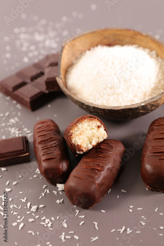 Fotografi chocolate bar and coconut powder- homemade bounty