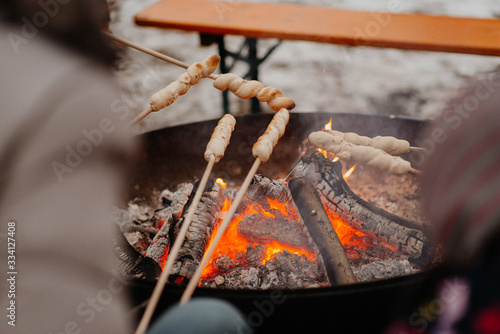 Stockbrot über offener feuerstelle