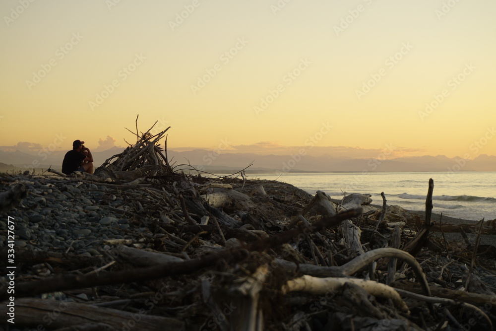 sonnenuntergang am strand einsam 