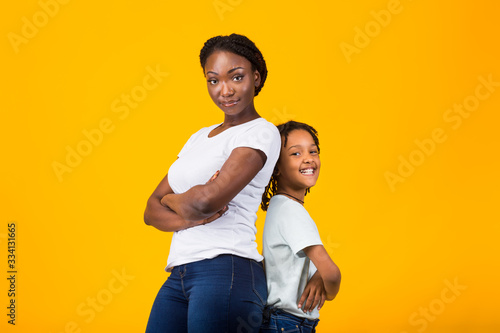 Tablou pe pânză Black mother standing back to back with her kid