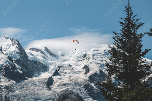 Fotografi skydiver over the mountains