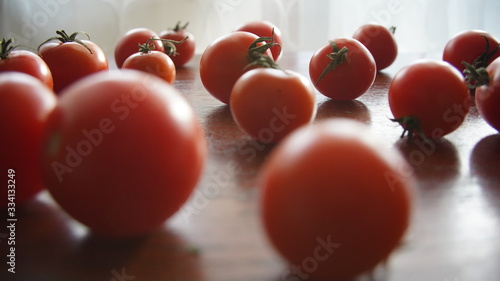 Pomidory małe w jasnym świetle